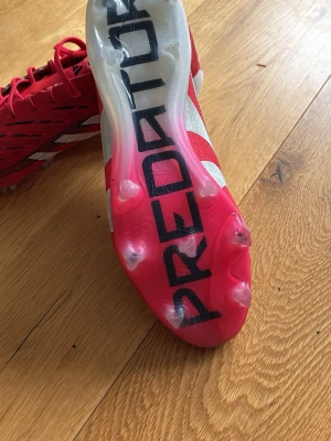 Adidas predator elite fotbolls skor - Har använt de har skorna några gånger men det syns knappt, bara lite på dobbarna. Säljer de eftersom jag inte lirar fotboll längre. Hör av er om ni har funderingar kring skorna, kan även diskutera pris 