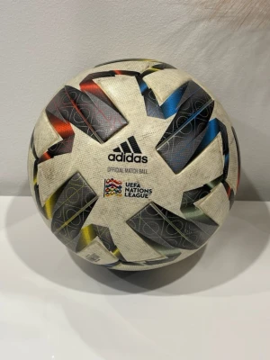 Adidas UEFA Nations League fotboll - Säljer en väldigt speciell fotboll som jag fick från Sweden men’s national football team. Bollen har använts av spelarna under samling/träning och är därför en unik samlargrej för den som gillar svensk fotboll eller samlar på sportmemorabilia.  Detta är alltså inte en vanlig supporterboll från butik utan en äkta landslagsboll som varit med laget. Perfekt för samlare, fotbollsintresserade eller någon som vill ha något ovanligt med koppling till svenska landslaget.  Skicket är använt eftersom den 