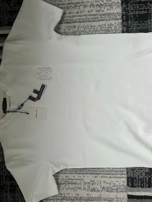 Amiri MA Core Logo T-Shirt White - Snygg vit t-shirt från Amiri med broderad logga på bröstet och stort broderat AMIRI-tryck på ryggen.