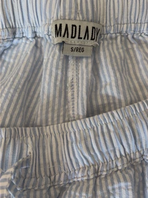 Ljusblåa pyjamasbyxor - Säljer ett par ljusblåa pyjamasbyxor från Madlady. Längd regular storlek S