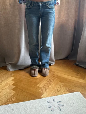 Jeans!  - Så snygga, jag är 172 och dem är i perfekt längd på mig! Jag har även ca 40 i midja och dem sitter inte tajt elelr löst på mig. 💗