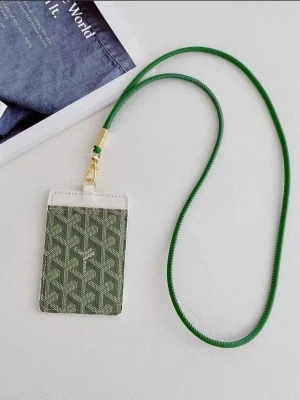 Grön korthållare med snodd från Goy4ard  -  material med guldfärgad metallklämma.