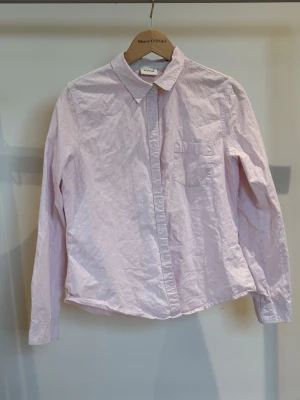 Rosa randig skjorta  - Storleken är lite så hade mer skat xs. Köpte på loppis men väldigt bra skick. Säljer för den är kort i armarna. 