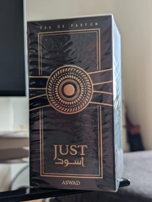 Just Aswad 100ml EDP (Ny/Inplastad) - Säljer en helt ny, oöppnad flaska Just Aswad från Fragrance World. ​Detta är ett av marknadens bästa alternativ till Sauvage Elixir. Till skillnad från Lattafa Asad (som blir mer söt/mjuk) behåller denna originalets mörka, intensiva och brännande not av lakrits, muskot och kryddor som ger den rätta skärpan. ​Tips: Prestandan utvecklas bäst efter en tids maceration (lagring) efter första sprayningarna. Därefter erbjuder den extremt bra hållbarhet. ​Kan skickas spårbart!