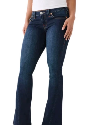 Mörkblå true religion jeans - Säljer mina lågmidjade bootcut jeans från true religion eftersom att jag inte använder dem längre. Har ett hål emellan benen och lite slitage längs ner men inget för illa ❤️