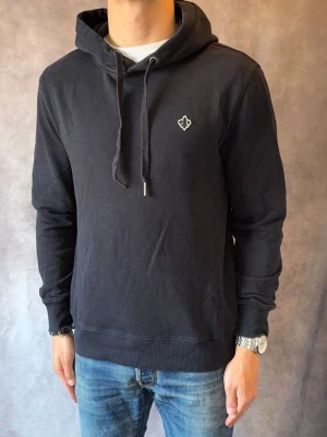 Svart Morris Hoodie - Stl S - Riktig fet Morris Hoodie i svart  | Mycket bra skick: 9/10, utan defekter  | Stl: S |  Modellen är 177cm och väger 74kg | Billigare pris vid köp av bundle 😉Hör av dig vid frågor // Galgen 🫡 