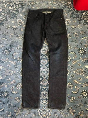 Helmut Lang Waxed Selvedge Jeans - 16oz och skön passform. Midja: 43cm Ytterben: 107cm Innerben: 90cm Benöppning: 18,5cm
