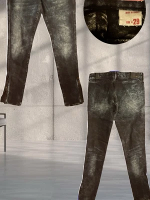 Svarta skinny jeans  - Säljer ett par svarta skinny jeans med coola slitningar och tvättad look. Jeansen har klassisk femficksdesign och smal passform. Tillverkade i Turkiet och perfekta för en edgy streetstil.
