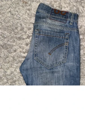 Dondup George jeans  - Säljer ett par riktigt snygga Dondup George jeans med slitningar från fabrik vilket är väldigt eftertraktat och populärt🔥🔥. Jeansen är i storlek 29 och är i ett väldigt bra skick. Nypris ligger runt 3500 men jag säljer endast för 450kr(priset kan diskuteras). Tveka inte på att höra av er ifall ni har extra frågor/bilder.