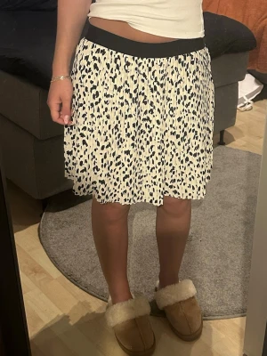 🤍🖤 Mönstrad kjol - Lätt och flowy kjol med svartvitt mönster som passar till allt. Väldigt bekväm och perfekt till både vardag och sommar outfits. Kan stylas både casual och lite mer uppklätt. Fint skick ✨
