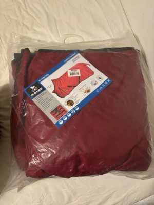 Rött vintertäcke  - Rött vintertäcke 300g. Aldrig använt, storlek 145. 