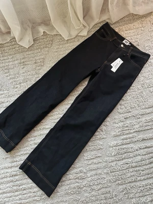 Mid rise mörkblå jeans - Midrise mörkblå jeans från lager 157. Helt oanvända med prislapp kvar. Passar mig bra i längden som är 165cm. Påminner om mom jeans 
