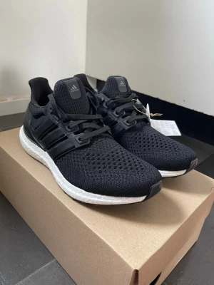 Adidas Ultraboost sneakers - Säljer ett par helt nya Adidas Ultraboost i svart/vitt. Riktigt snygga och bekväma skor med den klassiska Ultraboost-känslan. Perfekta både till vardag, gym eller en clean outfit.  Skorna är helt oanvända och i nyskick. Den svartvita designen passar till nästan allt och ger en modern look.
