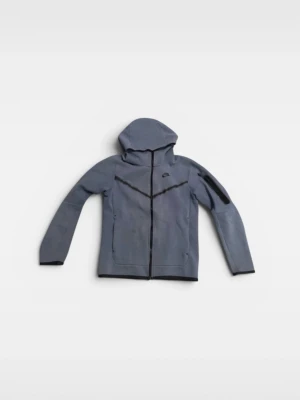 Nike tech fleece - Snygg blå hoodie från Nike med hel dragkedja framtill och huva. Hoodien har svarta detaljer, två fickor och en diskret Nike-logga på bröstet. Materialet är mjukt och bekvämt, perfekt för en avslappnad stil. Xs men passar M
