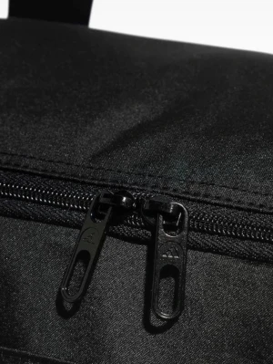 Svart sportbag från Adidas - Snygg svart sportbag från Adidas med vit logga på sidan. Väskan har dubbla bärhandtag, justerbar axelrem med vaddering och dragkedja upptill. Perfekt för gymmet eller resan, rymmer allt du behöver och är lätt att bära med sig.