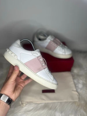 Valentino opens - Säljer dessa supersnygga valentino opens💫 | Skorna är i strl 36, och är i 7/10 skick. Lite skavanker | Dustbag medföljer 💫 |   Hör av er vid frågor☺️