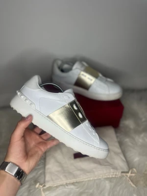 Valentino opens - Säljer dessa supersnygga valentino opens💫 | Skorna är i strl 39,5 (passar 39), och är i 9,8/10 skick. | Dustbag medföljer 💫 |   Hör av er vid frågor☺️