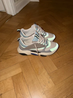 Chunky sneakers i beige och mint - Snygga chunky sneakers med beige, mintgröna och grå detaljer. Ovandelen är i mesh och syntetmaterial med coola reflekterande partier. Sulan är tjock och har svarta och blå inslag. Perfekta för dig som gillar streetstyle och sportig look.