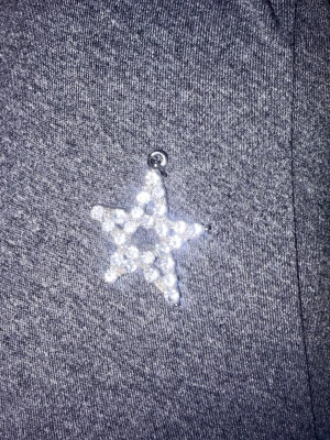 Stjärnformat halsband med pärlor - Säljer ett halsband med en stjärnformad berlock täckt av glittrande vita pärlor. Berlocken har en ögla upptill för kedja och är i metall. Perfekt för dig som vill ha något som sticker ut och ger lite extra bling till din outfit.