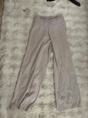 Beige mjuka loungebyxor - Superbekväma loungebyxor i beige med bred resår i midjan och raka, vida ben. Perfekta för att chilla hemma eller mysa runt i. Materialet känns mjukt och stretchigt mot huden.