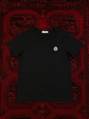 Svart t-shirt från Moncler - Klassisk moncler t-shirt perfekt för sommaren | storlek XS |Längd 63 cm | bredd 46 cm | kan även passa S. | passform : Slimfit | Skick 7/10 | finns två minimala hål som syns knappast om man inte kollar noggrant (sista bilderna). Tvättats och fräschas upp innan frakt! Pris går att diskutera vid bundle köp / snabbaffär 💯💪🏼