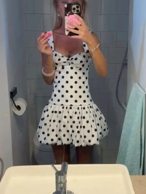 Prickig klänning zara - Populär och slutsåld klänning ifrån Zara med svarta prickar! Perfekt inför sommaren 🥰