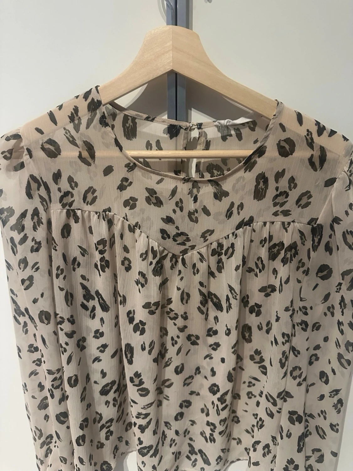 Beige blus med leopardmönster - 1