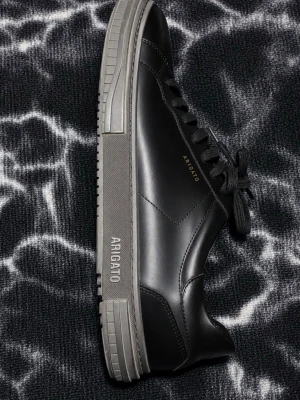 Axel Arigato skor - Nu väljer jag att sälja mina Axel Arigato Atlas sneakers, hel svarta i premium kalvläder och mocka! Perfekt för sommaren! ☀️  Handgjorda i Portugal med minimalistisk design, för extra stil och komfort. Skriv ett DM vid intresse! 😃