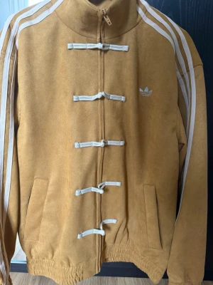 Adidas Original Tang jacka  - Extremt ovanlig jacka från Adidas Originals som endast finns tillgänglig i Kina. Begränsad utgåva och mycket svår att få tag på i Sverige och övriga Europa.  För dig som vill sticka ut med ett plagg som nästan ingen annan har. Köpte denna efter att ha varit i Shanghai i drygt 2 veckor. Finns även i andra färger och storlekar. Priset gårn att diskutera vid smidig affär eller vid köp av fler produkter. Jackan är i storlek S men passar även till storlek M.