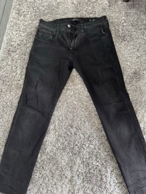 Replay jeans  - Säljer ett par Replay jeans Abbass, storlek 31 32, uppsydd av skräddare så längden är 30. 