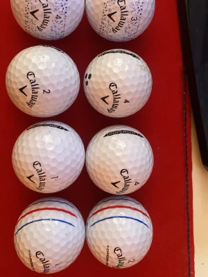 Callaway mix refurbishade B/C klass  - Säljer åtta stycken Callaway bollar fyra supersoft två crome tour med putt linje och två supersoft med blått runt.               Kom gärna med prisförslag 