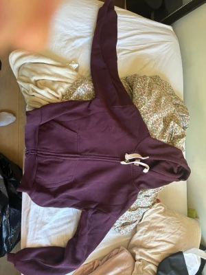 Tjock tröja  - En tjock tröja med drag kjedja i färgen vin rött från Gina tricot och i storlek S 