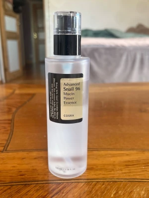 COSRX Snail 96 Mucin Power Essence - COSRX Advanced Snail 96 Mucin Power Essence är en genomskinlig toner i en frostad plastflaska med pump. Innehåller 100 ml och har en lätt, gel-liknande konsistens. Perfekt för dig som vill boosta huden med fukt och lyster.Är öppnad och använd väldigt få gånger. 