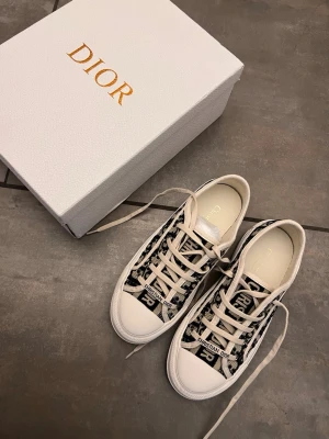 Dior sneakers  - Snygga Dior sneakers med hög sula. Helt nya och oanvända. Låda medföljer. Storlek 38