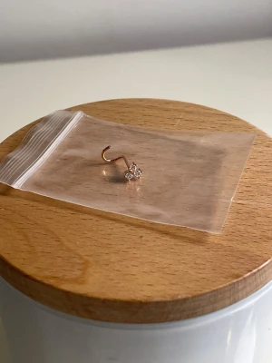 Roséguld 0.8mm piercing surgical steel - Oanvänd. Kirurgiskstål piercing i Roséguldfärg. Den är 0.8mm och 7mm lång. Saniteras innan den skickas.