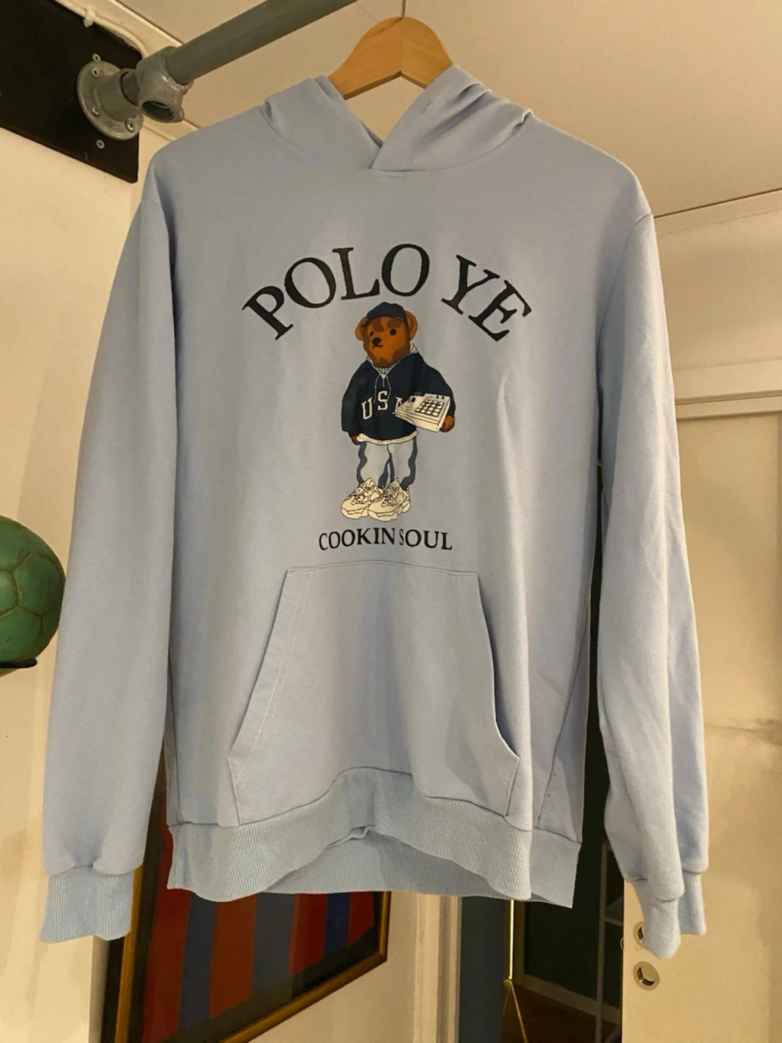 Ljusblå hoodie Polo Ye Cookin Soul