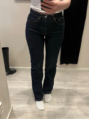 Mörkblå raka jeans från Gina Tricot - Säljer ett par jeans från Gina Tricot med rak passform och hög midja. Superfin mörkblå färg💙Använda ett fåtal gånger, toppskick. Storlek 36 (Jag har storlek 38 så de sitter tajt på mig)