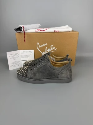 Christian Louboutin Louis Junior Spikes Sneaker Grey - • The shoes have been gently used and are in very good condition • Size: 41 (fits 41.5–42) • Color: Grey • Retail price: 9500 SEK / 795€ • Box, dustbag, new laces & receipt included
