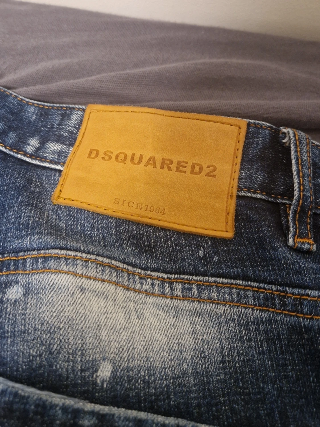 Mörkblå distressed jeans med färgstänk - 2