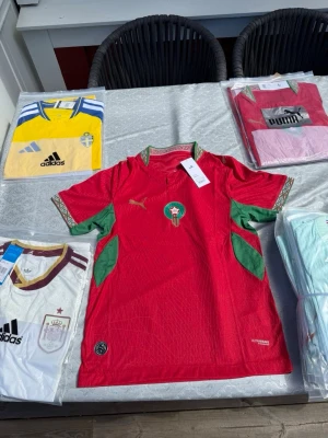 Marocko VM2026 - Marocko hemmatröja VM2026.                                              1 för 300kr 2 för 500kr 3 för 600kr.                                  Storlekar small, medium och large 