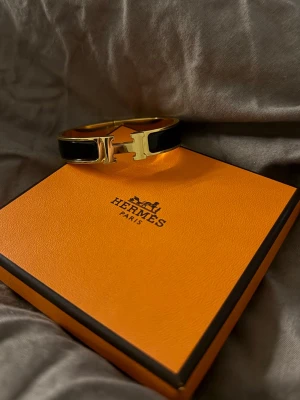 Hermès Clic H Bracelet  - Fint skick! Finns några repor som ej syns på långt håll , finns orderbekräftelse i mitt namn för den som vill se! Nypris ca 8000-9000 SEK , Skickas fort! Storleken PM