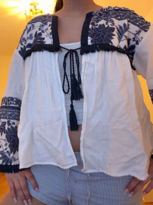 Gullig blus kofta från Zara - Jätte gullig kofta från Zara som kan användas både som kofta och blus. Perfekt för sommaren💕