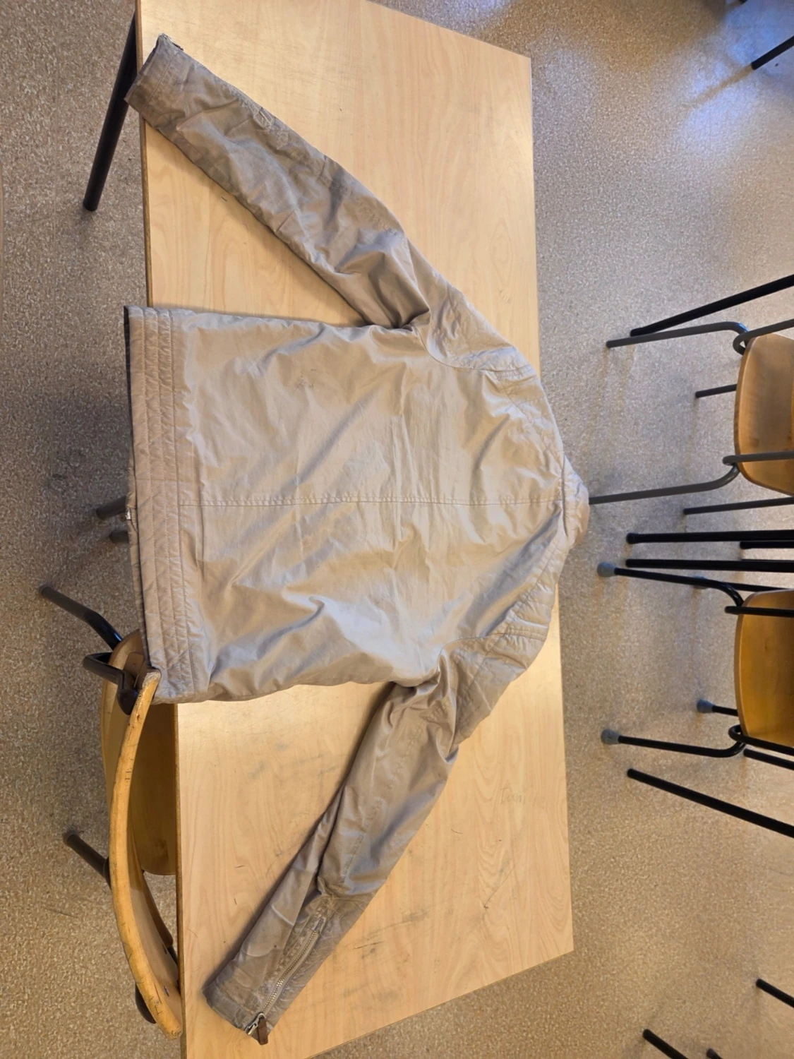 Beige vindjacka med patchdetaljer - 3