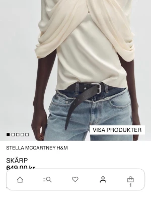 Svart skärp från Stella McCartney H&M - Snyggt svart skärp från Stella McCartney H&M med klassisk silverfärgad metallspänne. Skärpet har en stilren design och är gjort i skinnimitation, perfekt för att lyfta vilken outfit som helst.