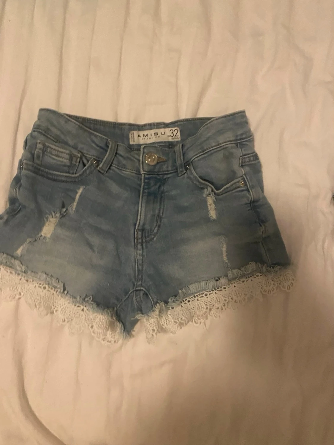 Blå jeansshorts med spetskant