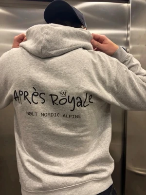 Apres royale - Säljer denna feta apres royale hoodien från ett eget företag och är storlek S.