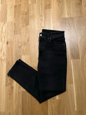 Acne Studios Jeans - 30/32 - Svart Acne Studios jeans för män, modellen är blå konst. Byxorna är nyskick, inga defekter. Storlek Waist 30 / Lenght 32. Hör av dig vid intresse/frågor. PRIS KAN DISKUTERAS!