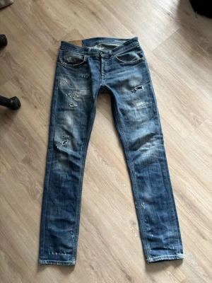 Dondup George Jeans - Säljer dessa sjukt feta Dondup jeans i modellen George. Slitningar från fabrik vilket är väldigt populärt! Fint skick och storleken är 31, hör av dig vid minsta lilla fundering!