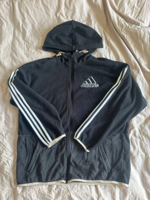 Jättesnygg vintage flecce  - Jättesnygg vintage adidas flecce. Storlek M🌟