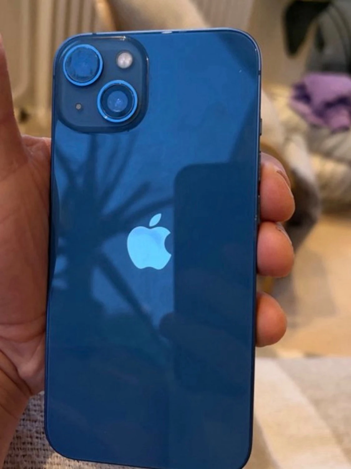Blå Apple iPhone med dubbla kameror